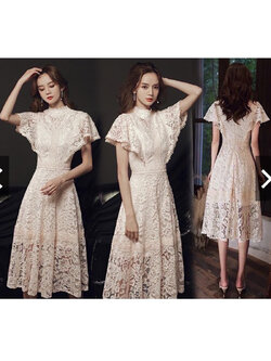 kudapy เดรสยาวสีโทนสีครีม สไตล์วินเทจ คอปิดระบายปิดต้นแขน กระโปรงทรงเอบาน ชุดเอวสูง เนื้อผ้าลูกไม้นิ่มและเงา ยืดหยุ่นได้ดี