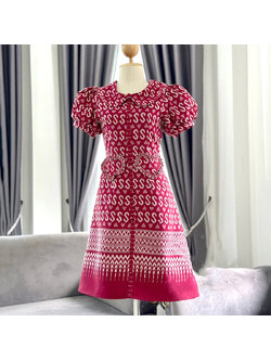 kudapy เดรสสั้นสีแดง ผ้าทอลายขออัดกาวทั้งชุด แขนตุ๊กตา คอบัว แต่งหัวใจ น่ารักๆ มีซิปซ่อนหลัง