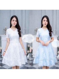 kudapy เดรสสั้นสีขาว/สีฟ้า ผ้าผสมมีเทคเจอร์ลายดอกนูนสวย แต่งด้วยลูกไม้ทั้งตัว รอบคอ รอบปลายแขน