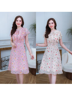 kudapy เดรสสั้นสีครีม/สีชมพูโอรส ชีฟองลายดอก มีดีเทลแน่นๆช่วงอก แต่งระบายช่วงไหล่และมีดีเทลแต่งกระดุมผูกโบว์