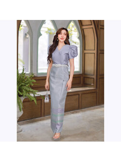 kudapy ชุดไทยผ้าไหมสีเทาสวยหรู จีบไหล่ยกตั้งขึ้น มีซิปซ่อนหลัง ตัดเย็บด้วยผ้าไหมอิตาลีอัดกาว มาพร้อมกับผ้าถุงไหมกวินตราทอเครื่อง ลายไทย