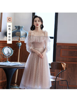 kudapy ชุดเดรสออกงานสีชมพูนู้ด ดีไซน์สายเดี่ยว ผูกโบว์ที่ไหล่ เปิดไหล่ แขนยาวสี่ส่วน เป็นผ้าโปร่งมีลายเส้นในตัว แต่งด้วยเหลือบสีเงิน สะท้อนแสงไฟระยิบระยับ