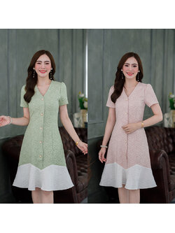 kudapy เดรสสั้นสีเขียว/สีชมพู ทูโทน เป็นผ้าปั๊มลายดอกนูน สวยมีมิติ ดีเทลแต่งกระดุม ปลายกระโปรง แต่งเป็นเคริฟสวยเก๋