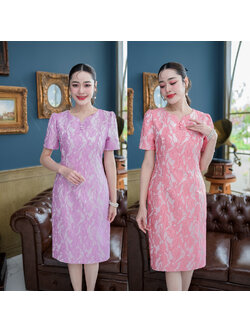 kudapy เดรสสั้นสีชมพู/สีม่วง แขนสั้นทรงใส่ง่าย ช่วงคอเป็นคอวีแต่งเคิพ ลายดอกเป็นงานทอลายนูน