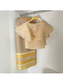 kudapy เซตเสื้อไปงาน+ผ้าถุงทอลาย(ได้ทั้งชุด) ผ้าแก้วคอปาดแคบสีทอง แต่งระบายช่วงแขนเป็นทรงหน้าอก V Shape ระบาย 4 ชั้นสวยหรูมากๆค่ะรุ่นนี้