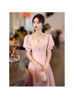 kudapy (พรีออเดอร์ 15-30 วัน) ชุดราตรีไปงาน ชุดราตรีสีชมพู เดรสสั้นสีชมพูใส่ออกงาน คอวี แขนสั้นทรงตุ๊กตาจั้มลายแขน