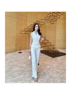 kudapy เซ็ทเสื้อแขนกุดเข้ารูปมาพร้อมกับกางเกงขายาว ตัวเสื้อแต่งกระดุมจริงสีทอง กางเกงใช้ผ้าเดียวกับเสื้อ ซิปตะขอหน้า กระเป๋าจริง