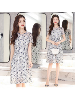 kudapy เดรสสั้นสีขาว ผ้าลูกไม้ลายดอกไม้สีขาว เกสรดอกไม้สีน้ำเงิน