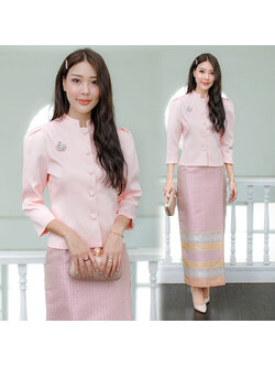 kudapy เซต 2 ชิ้น เสื้อผ้าไหมญี่ปุ่นเนื้อนิ่มสีโอรส แต่งกกระดุมหน้า + ผ้าถุงทอลายสีชมพู อัดกาวทั้งชุด