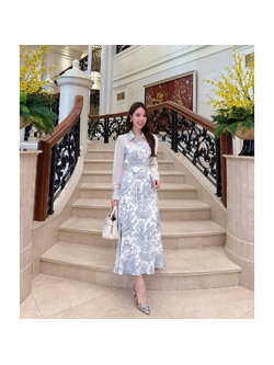 kudapy เซ็ทเสื้อมาพร้อมกระโปรงยาว ลายพิมพ์โทนสีฟ้า-ขาว สไตล์วินเทจ แขนเสื้อผ้าเชียร์บาง แขนยาว ปลายแขนตัดด้วยดีเทลลายเดียวกับกระโปรง