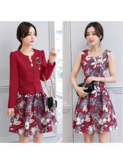 เซ็ท 2 ชิ้น เสื้อสูทแขนยาว+เดรสสั้นแขนกุดสีแดงลายดอก ผ้าคอตตอนผสมโพลีเอสเตอร์ มีซับใน ซิบหลังอย่างดีค่ะ