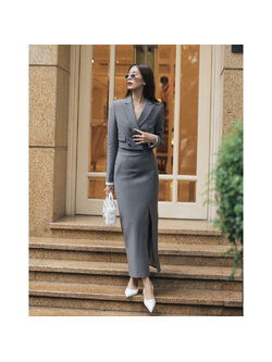 kudapy เซ็ทครอป กระโปรงยาว ตัวเสื้อแต่งกระเป๋าหลอก 2ข้าง กระดุมจริงสีเดียวกับผ้า แต่งปลายแขนสีขาวและกระดุมที่แขน