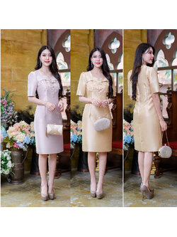 kudapy เดรสสั้นสีชมพูอ่อน/สีทอง ผ้าไหม คอเคิพ อกแต่งกระดุมปั้ม และแต่งดอกไม้ตกแต่งระบายด้านหน้า มีเพชรประดับเป็นเกสรดอกไม้