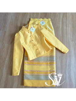 kudapy ชุดไทยจิตรลดาสีเหลืองละมุน ดีเทลแขนยาว คอจีน กระดุมหน้า งานผ้าไหมอิตลลี่ ผ้าถุงสำเร็จรูป อัดกาว ซิปหลัง