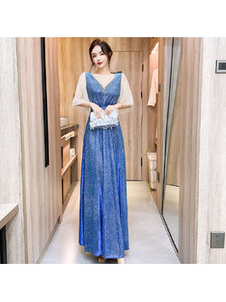 kudapy ชุดราตรียาวสีน้ำเงินเหลือบเขียวปีกแมลงทับ ผ้ากลิสเตอร์ อกเสื้อแต่งด้วยผ้ามุ้งสีครีมเป็นตัววี ประดับดิ้นสีทองที่อกเสื้อติดกับผ้ามุ้ง