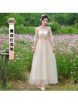 kudapy ชุดราตรีออกงานยาวสีครีม คอวีแขนซีทรูเปิดไหล่ ตัวเสื้อปักลายดอกไม้ติดด้วยเลื่อนสีเงินระยิบระยับ มีฟองน้ำซับในบางๆช่วงหน้าอกให้ชุดดูเป็นทรง