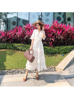 kudapy เดรสยาวผ้าลูกไม้สีขาวคอวี แต่งระบายหลายชั้น เอวแต่งโบว์ใหญ่ติดเอวสวยตามแบบเลยค่ะ