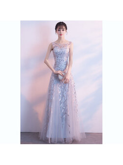 kudapy เดรสยาว ชุดราตรียาวสีเทาแขนกุด ผ้าโปร่งปักเลื่อมลายใบไม้ คอกลม แขนกุด กึ่งทรงปล่อย สวยหรู