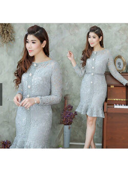 kudapy เดรสสั้นสีเทา ลูกไม้แขนยาว แต่งกระดุมหลอกด้านหน้าชุดสวยๆ กระโปรงระบายชาย ผ้าลูกไม้ลายสวย ยืดหยุ่นได้ มีซับในในตัว