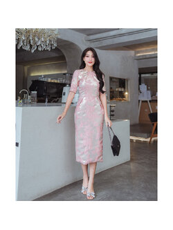 kudapy เดรสสั้นสีเงินเงา ผ้า jacguard ทอพื้น ลายดอกปักสีชมพูอมส้ม มีซิปหลังและซับในเต็ม