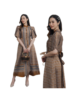 kudapy เดรสยาวผ้าไหมทอลายไทย สีน้ำตาลทอง คอจีน แขนจับจีบผ่าข้าง ผ่าหน้าแต่งกระดุมหน้าแกะได้ มีโบว์ผูกด้านหลัง ตามแบบจร้า