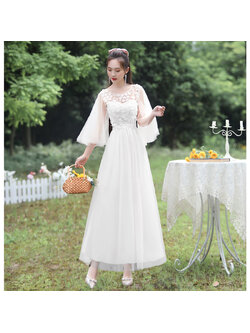 kudapy ชุดราตรียาวออกงานสีขาว คลุมไหล่ตัวเสื้อแต่งด้วยผ้าดอกไม้ ช่วงเอวคาดริ้บบิ้น