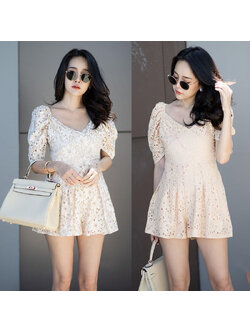 kudapy จั้มสูทขาสั้นสีครีม/สีขาว ด้วยผ้าลูกไม้ เป็นทรงจั้มสั้น งานน่ารัก มีซับให้ทั้งชุด สามารถใส่เป็นปาดไหล่ก็ได้