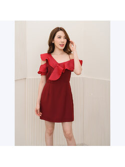 kudapy เดรสสั้นสีแดงเลือดหมู,เทา เป็นแบบสายเดี่ยวหนึ่งข้าง อีกข้างเว้าไหล่แขนสั้น ดูเปรี้ยวนิดๆ