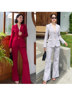 kudapy setsuit เสื้อ+กางเกง สีแดง,สีเทา,สีชมพู เป็นอีกรุ่นที่แนะนำมาก รุ่นนี้ใช้ผ้าทอพิเศษ จะมีความนิ่มลื่น ไม่ยับง่าย Texture ของผ้าคือมีความหรูหรา แต่งกระดุมทอง 2