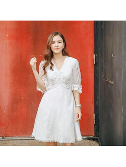 kudapy เดรสสั้นออกงานสีขาว คอกวีแขนสั้นผ้าลูกไม้แขนตุ๊กตา ปักรูปหัวใจกลางอกดูดีสวยมากๆ