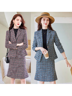 kudapy ชุดสูททำงานผ้าทวีตสีแดง/สีเขียว พร้อมกระโปรงเข้าชุด จุดเด่นของชุดนี้คือการแต่งลายผ้าทวีตเพิ่มความสวยงาม ออกแบบให้ปกดูทันสมัยมากขึ้น