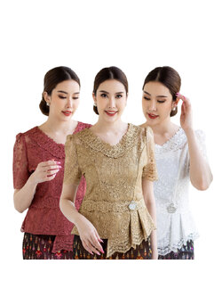 kudapy (เฉพาะเสื้อ) เสื้อลูกไม้สีทอง,สีขาว,สีชมพูอิฐ คอวีตามแบบ แขนสั้น แต่งเลเยอร์จับจีบที่เอว มีซับใน ซิบหลัง ผ้าลูกไม้ฝรั่งเศษอย่างดี (ไม่รวมเข็มกลัดในภาพนะคะ)