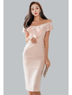 ชุดเดรสผ้าโพลีเอสเตอร์สีชมพูโอรส ดีไซส์เปิดไหล่