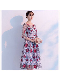 kudapy เดรสสั้นสีม่วงอมเทา งานปักแขนศอก ใช้ผ้าเนื้อดีปักลายดอกไม้ ด้วยไหมเนื้อเงา ข่วงอกตัดเย็บอย่างด