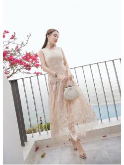 kudapy เดรสยาวผ้าลูกไม้สุดหรูสีครีมเข้ม แขนกุด ลายของผ้าลูกไม้งดงามตามแบบ มีซับใน ซิบด้านหลังลำตัว สวยมากๆๆค่ะ size S อก 30-32 เอว 26-27 ยาว 49 (นิ้ว)