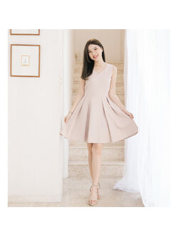 kudapy เดรสสั้นสีชมพู แขนกุดคอแหลม กระโปรงพับทวิส ลุคเจ้าหญิงก็มา ผูกโบว์ด้านหลังพอดีเอว งานซับในทั้งตัว