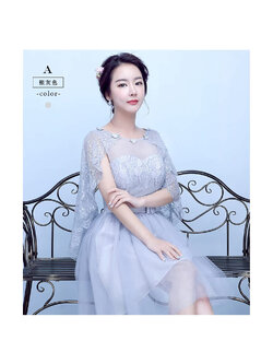 kudapy เดรสราตรีออกงานสีเทา แขนคลุมไหล่ยาวซีทรูปักผีเสื้อตัวเดรสลายดอกไม้ ช่วงเอวคาดผ้าปักผีเสื้อ ซิบด้านข้างลำตัว สม๊อกหลัง