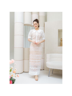 kudapy ชุดเซต 2 ชิ้นผ้าลูกไม้สีขาว ชุดไทยประยุกต์ เสื้อลายดอกไม้ กระโปรงผ้าลูกไม้แต่งดอกไม้ 3D