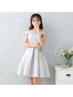 kudapy ชุดราตรีสั้นเปิดไหล่สีเทา ผ้าซาติน ด้านหลังร้อยเชือกผูกหลังเก๋ๆ เดรสปาดไหล่ เอวเข้ารูปกระโปรงบาน