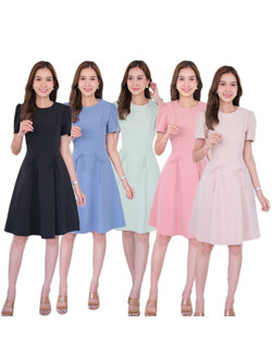 kudapy เดรสสั้นสีฟ้า/สีดำ/สีเขียวมิ้น/สีชมพูเข้ม/สีครีมนู๊ด คอกลม แขนสั้นบ่าจับจีบ เย็บตีเกร็ดช่วงเอว แต่งโบว์จิ๋ว