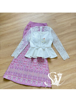 kudapy ชุดเซ็ทเสื้อลูกไม้คอวีแขนยาว ชายระบาย แต่งกระดุมหน้า ติดโบว์ มีซับใน เย็บซ่อนตะเข็บอย่างดี มีซิปซ่อนหลัง ผ้าถุงสำเร็จรูปทรงหางปลา อัดกาว ซิปหลัง