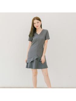 kudapy ชุดเดรสแขนสั้สีเทา ตัดต่อแต่งระบายด้านหน้า ใส่ไปทำงานเข้ารูปเอว ทรงบานเล็กน้อย