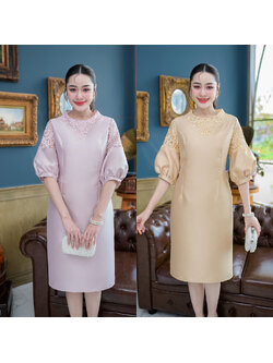 kudapy เดรสสั้นสีชมพูอ่อน/สีเหลืองทอง ผ้าไหมแขนบอลลูน ทรงแขนยอดนิยม รอบคอแต่งลูกไม้สวยหวาน ช่วงแขนด้านบนต่อผ้าลูกไม้สลับผ้าไหม