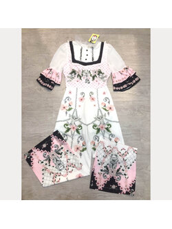 kudapy จั๊มสูทขายาวสีครีมตัดชมพู คอกลมระบายด้วยผ้าแก้วรอบคอ ช่วงแขนระบายสองขั้น พิมพ์ลายรอบตัว มีซับในและซิปหลัง