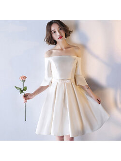 kudapy ชุดราตรีสั้นเปิดไหล่สีเบจ ผ้าซาตินเนื้อหนา แขนสามส่วน ทรงสวยมาก