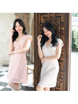 kudapy เดรสสั้นสีชมพู/สีขาว ลูกไม้ดีไซน์เก๋ ช่วงคอเป็นคอวี ต่อด้วยกระโปรงทรงเอ ใช้เทคนิคการวางลายผ้าสลับกันช่วงเสื้อและกระโปรงทำให้ดูมีมิติ