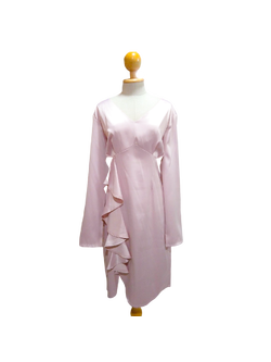 kudapy ชุดเดรสไปงานสีชมพู คอวีแขนยาวเก็บเอวทรงสวยเพิ่มดีเทลแต่งระบายข้างเป็นเลเยอร์ชั้น