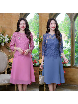 kudapy เดรสสั้นสีชมพูกลีบบัว/สีฟ้าคราม ผ้าลูกไม้ดีเนื้อเงาทอลาย ตัวกระโปรงเป็นผ้าชีฟอง มีซับใน ซิปด้านหลัง