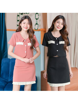 kudapy ชุดเสื้อทรงครอป ดีไซน์คอปก แต่งอกระบายพลีทสีขาวออฟไวท์ ติดกระดุมปั๊มเพิ่มความสวย