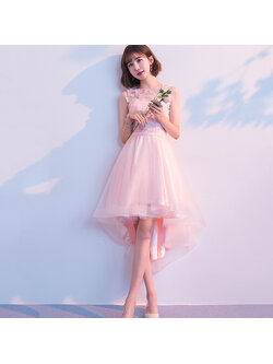 kudapy ชุดราตรีหน้าสั้นหลังยาวสีชมพูโอรส แขนกุด เสื้อปักเลื่อมและกลีบดอกไม้ขมพูฟ้า